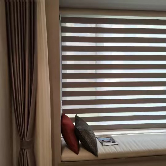 Want to install a curtain in the home, see a kind of call zebra curtain on the net, is this easy to use?