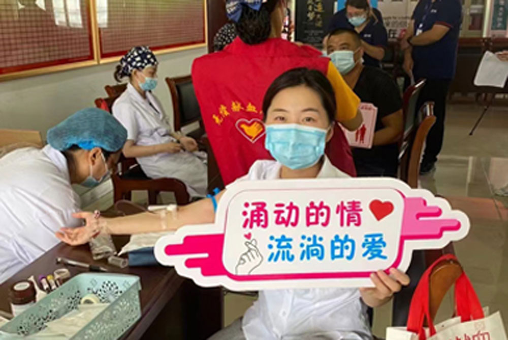 Donaci sango-aktivecon estas tenita de Jiangsu GS-loĝejo - la prefabrikita domkonstruisto