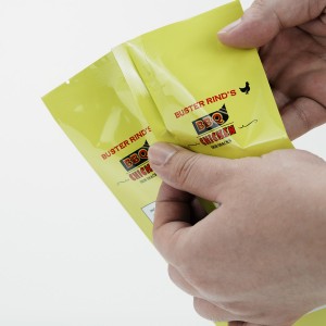 Las bolsas de plástico termoselladas se utilizan para envasar alimentos inflados con patatas fritas.