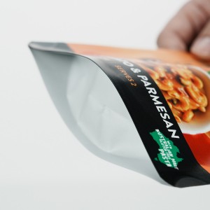 Sealed zipperless plastic packaging bags for food