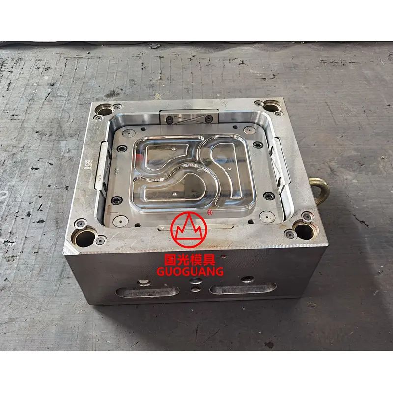 Plastic injection mold of multi compartment microwave disposable packaging box lid