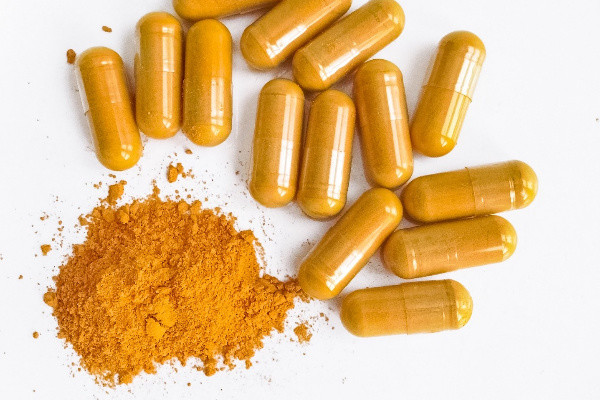What are the pharmacological effects of curcumin?