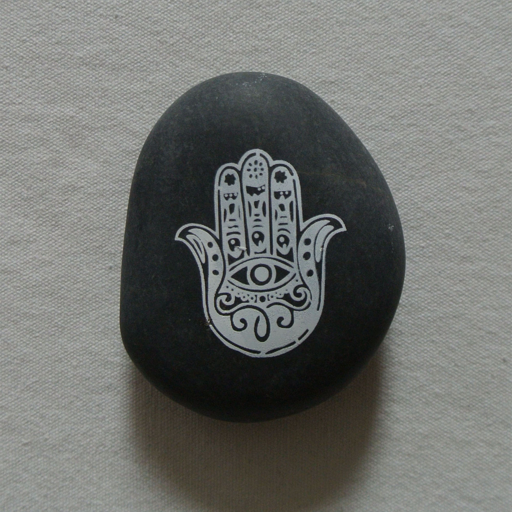 natural pebble stone with customized printing designs of hamsa hand black pebbles polish stone