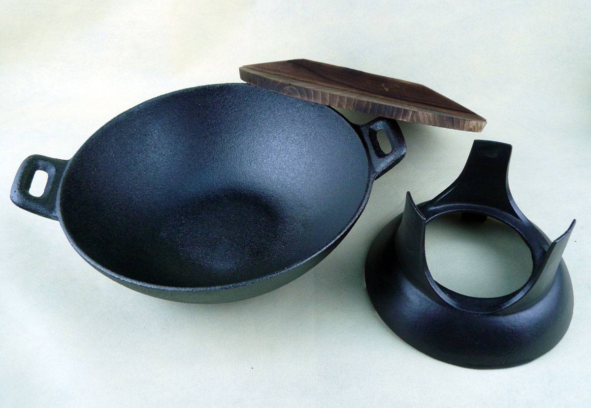 Cast Iron Chinese wok with wood lid