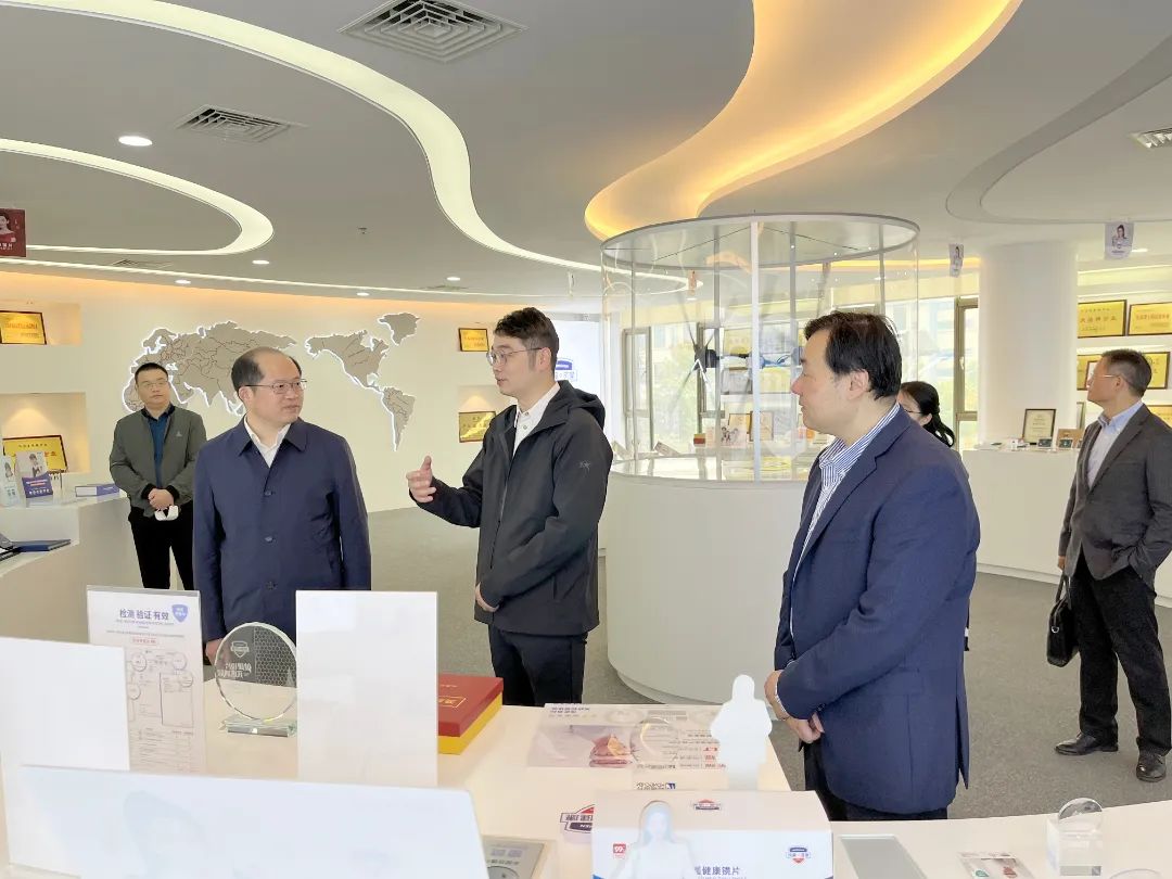 Leaders of the municipal party committee and government and the management committee of the development zone came to our company to carry out the visit activity of the warm enterprises