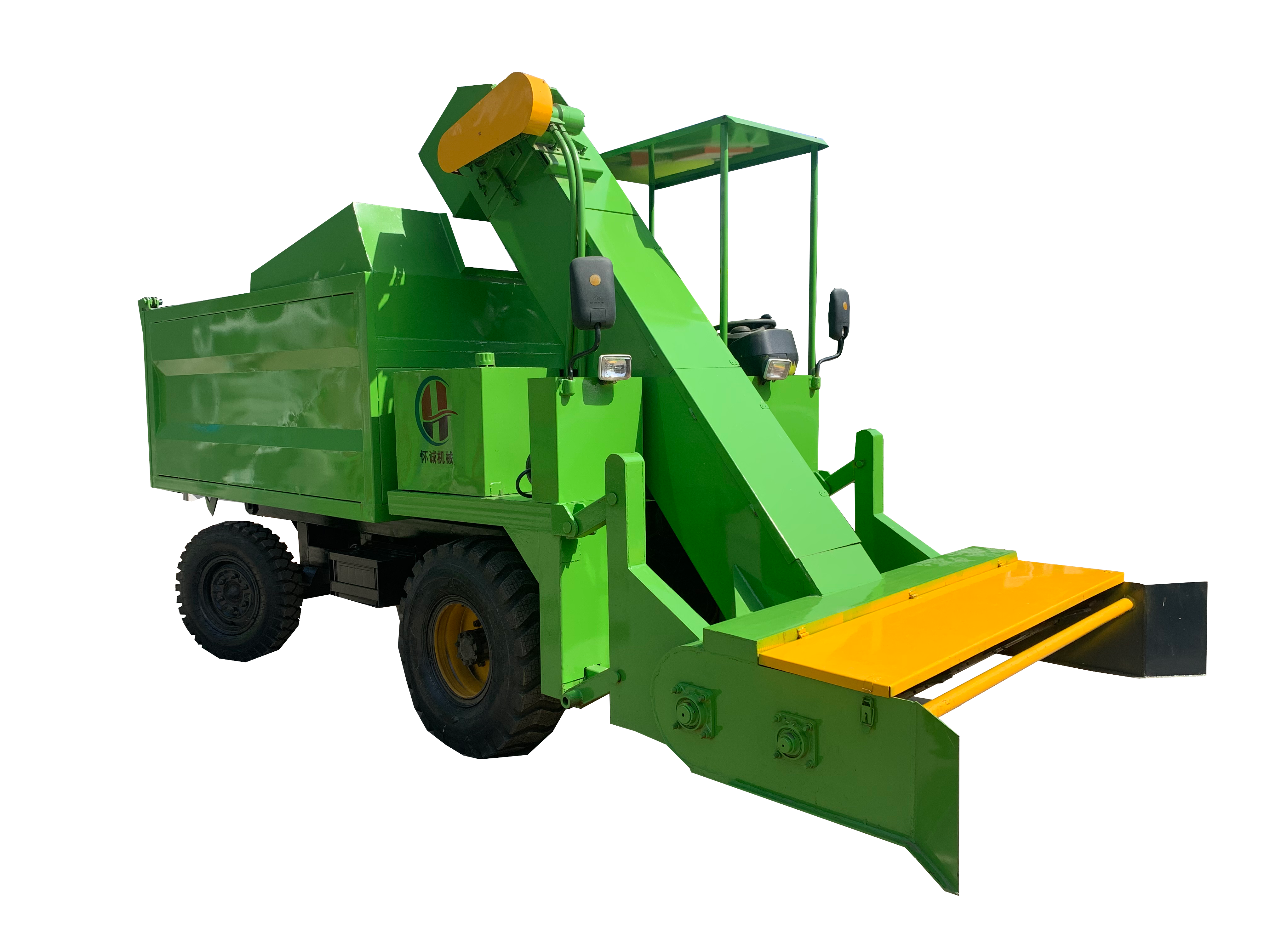 Efficient self-propelled manure cleaning truck suitable for sheep and cattle farms