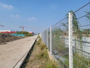 656 Поцинкована двойно заварена решетъчна ограда в промишлена зона