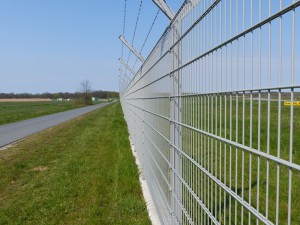 656 OmRopFryslan Double laske Grid Fence yn Industrial Area