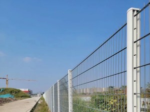 656 pozinkovaný plot s dvojitým zváraním v priemyselnej oblasti