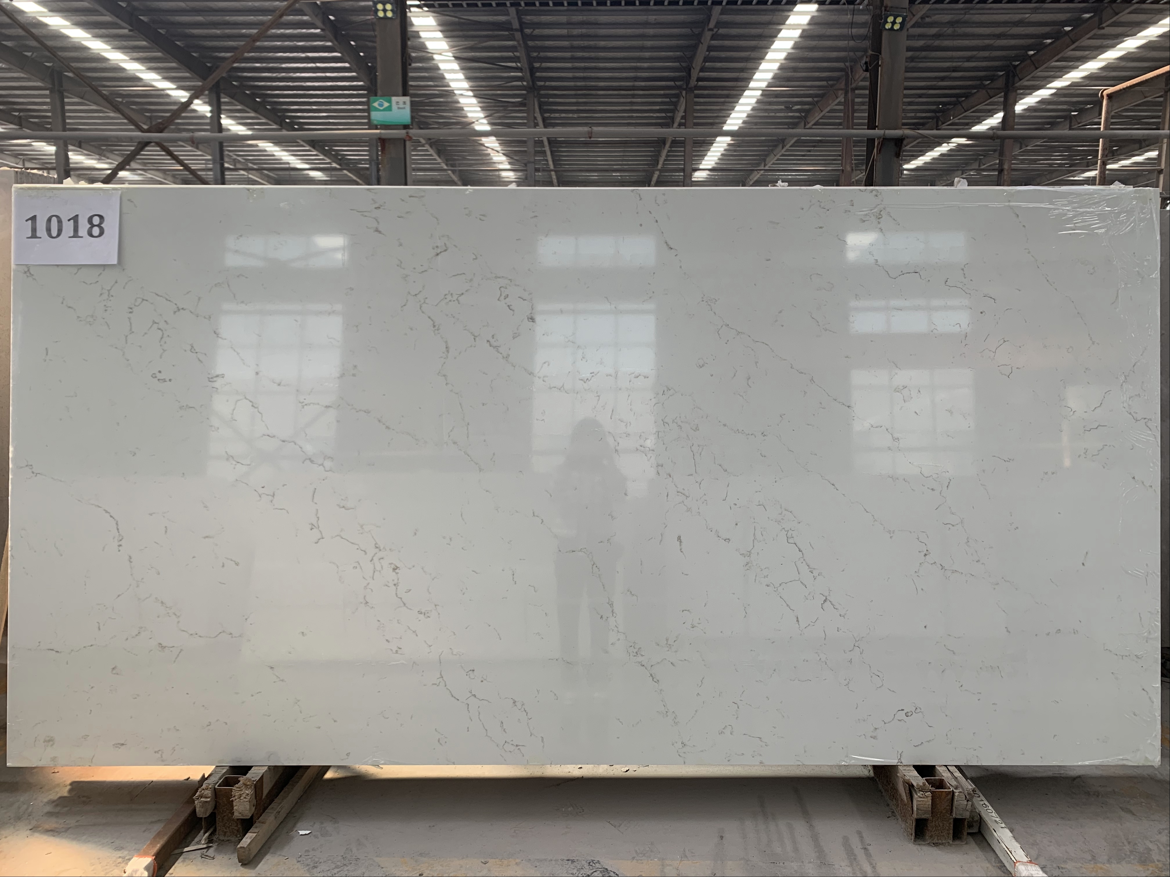China Cheap price Calacatta White Quartz Slab - White Strong and Heavy Quartz Stone with long vein Made in China Natural-Look 1018 – Granjoy