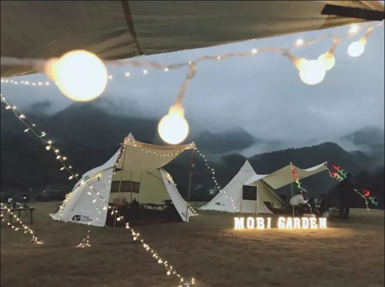 Camping မြင်ကွင်းများတွင် LED ကြိုးများ