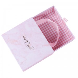 China Factory Luxusverpackung, 1,5 mm graues Karton-Ziehpapier, rosa Süßigkeiten-Schokoladen-Geschenkbox mit Bandgriff