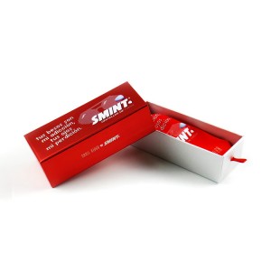 Caixa de regal de calaix vermell amb embalatge d'ulleres de sol amb cinta