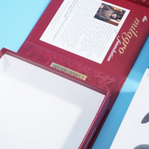 Caja de cierre magnético de la caja de regalo rígida de la forma del libro de la impresión con la cinta