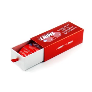 Pudełko upominkowe z czerwoną szufladą i opakowaniem okularów przeciwsłonecznych ze wstążką