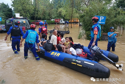Záchranné člny Hifei sa zúčastňujú na protipovodňovej pomoci v okrese Xinxiang, mesto Zhengzhou, provincia Henan, Čína