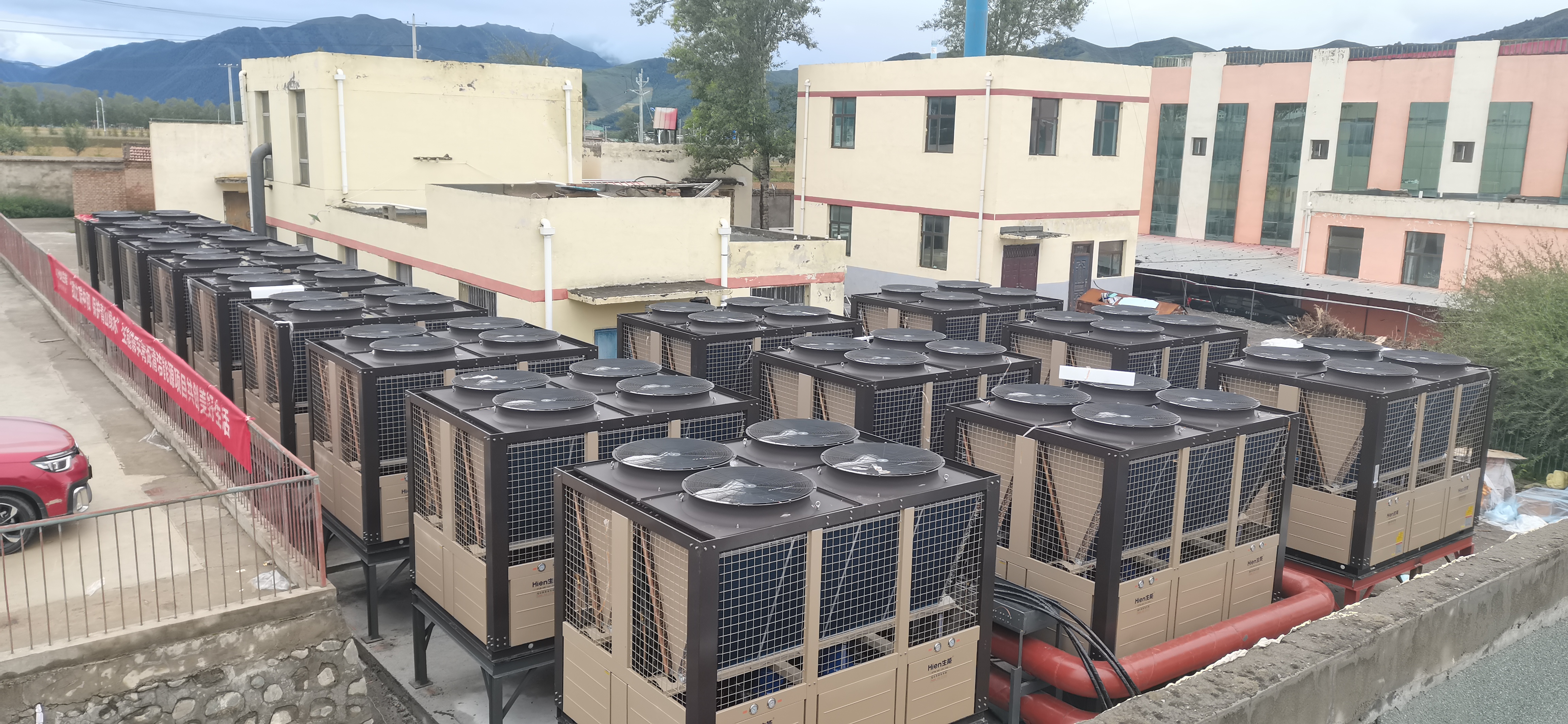 Hien’s Super Large Air Source Heat Pump Units Assist the 24800 ㎡ Heating Upgrade of Dongchuan Town Boarding Primary School in Qinghai Province.