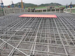 Welded balls space frame shed roof for Ceramic Exhibition Center