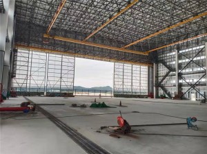 Welded bolted balls space frame aircraft hanger