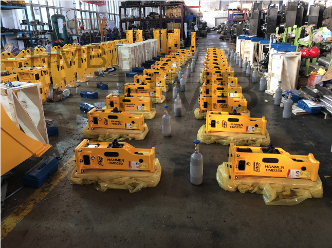 Lively packing site of hydraulic hammer and bucket