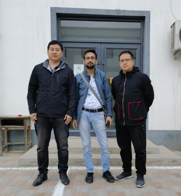 Welcome Indian customer to visit our factory.