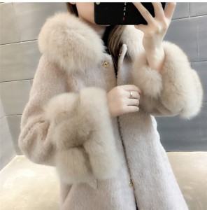 22F012 Wool Plush Jacket Light Color Fashion Women Winter Coat Big Fox Fur Collar and Cuff Sheepskin Coat