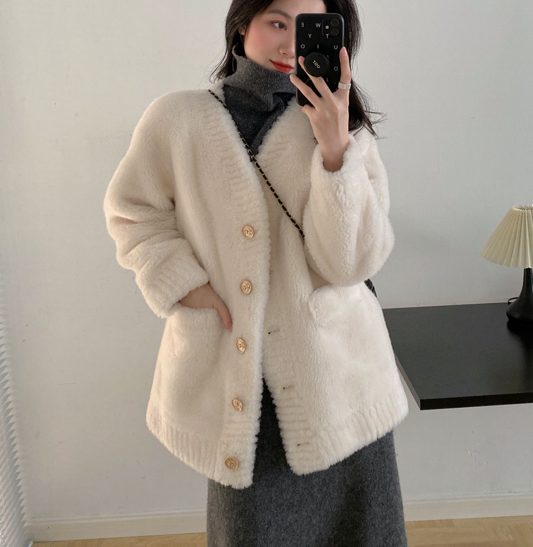 Discount Color Block Wool Coat Manufacturers –  22J015 Hand Cutting Pattern Sheepskin Overcoat Warm Fashion Girl Cloth Wool Fur  – MeWell