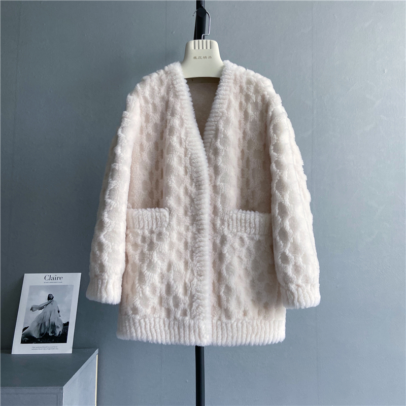 Good Checkered Peacoat Suppliers –  22J011 Sheep Shearling Sheep Fur Cloths Hand Cutting Pattern Pure Woollen Garment Ladies Winter Coat  – MeWell
