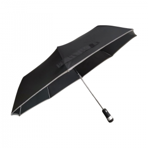 Tre ombrelli pieghevoli leggeri con rifiniture riflettenti e luce LED