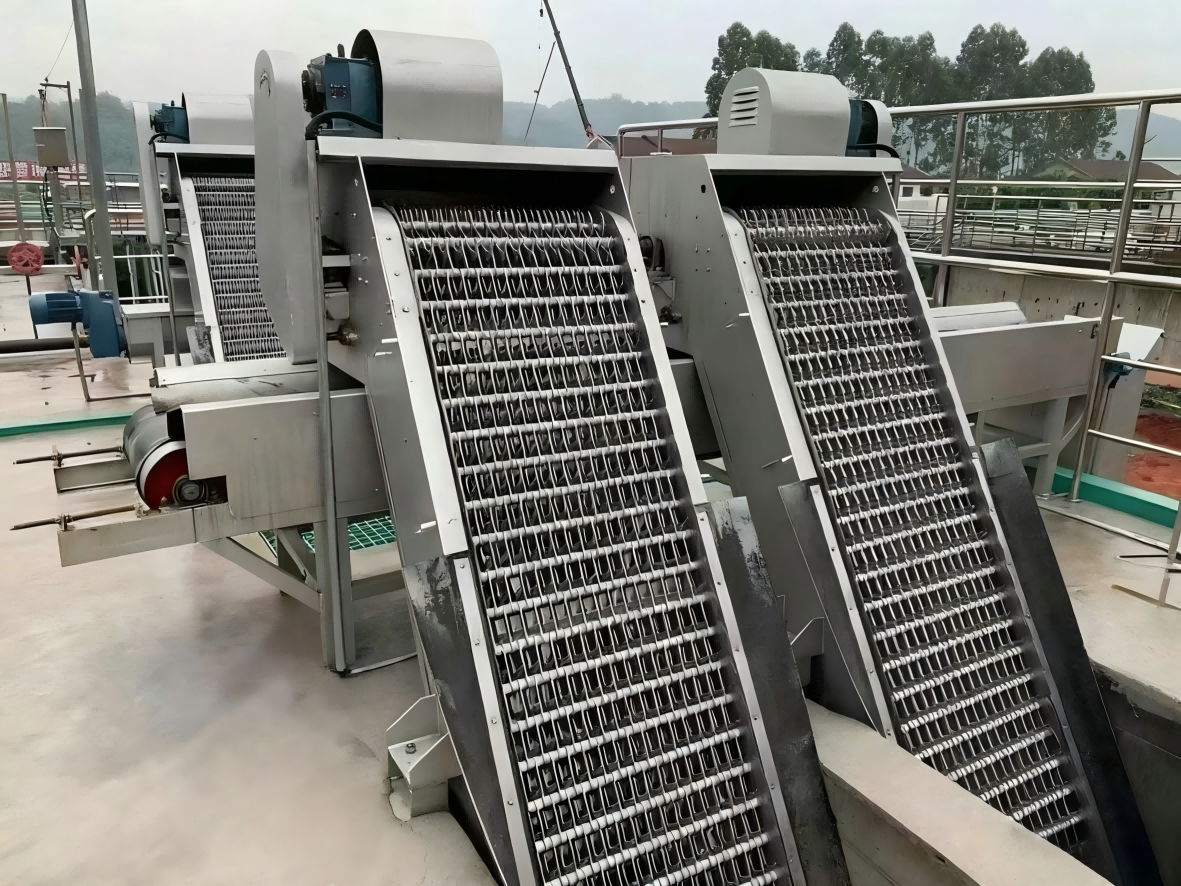 Rake Bar Screen Cleaner: Working Principle and Key Applications in Wastewater Treatment