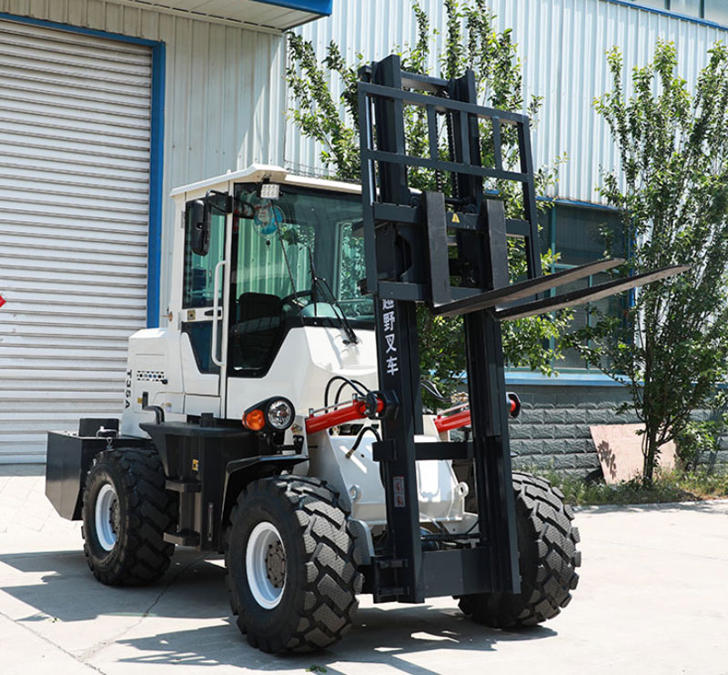 Why do four-wheel drive cross-country forklifts choose vacuum tires?