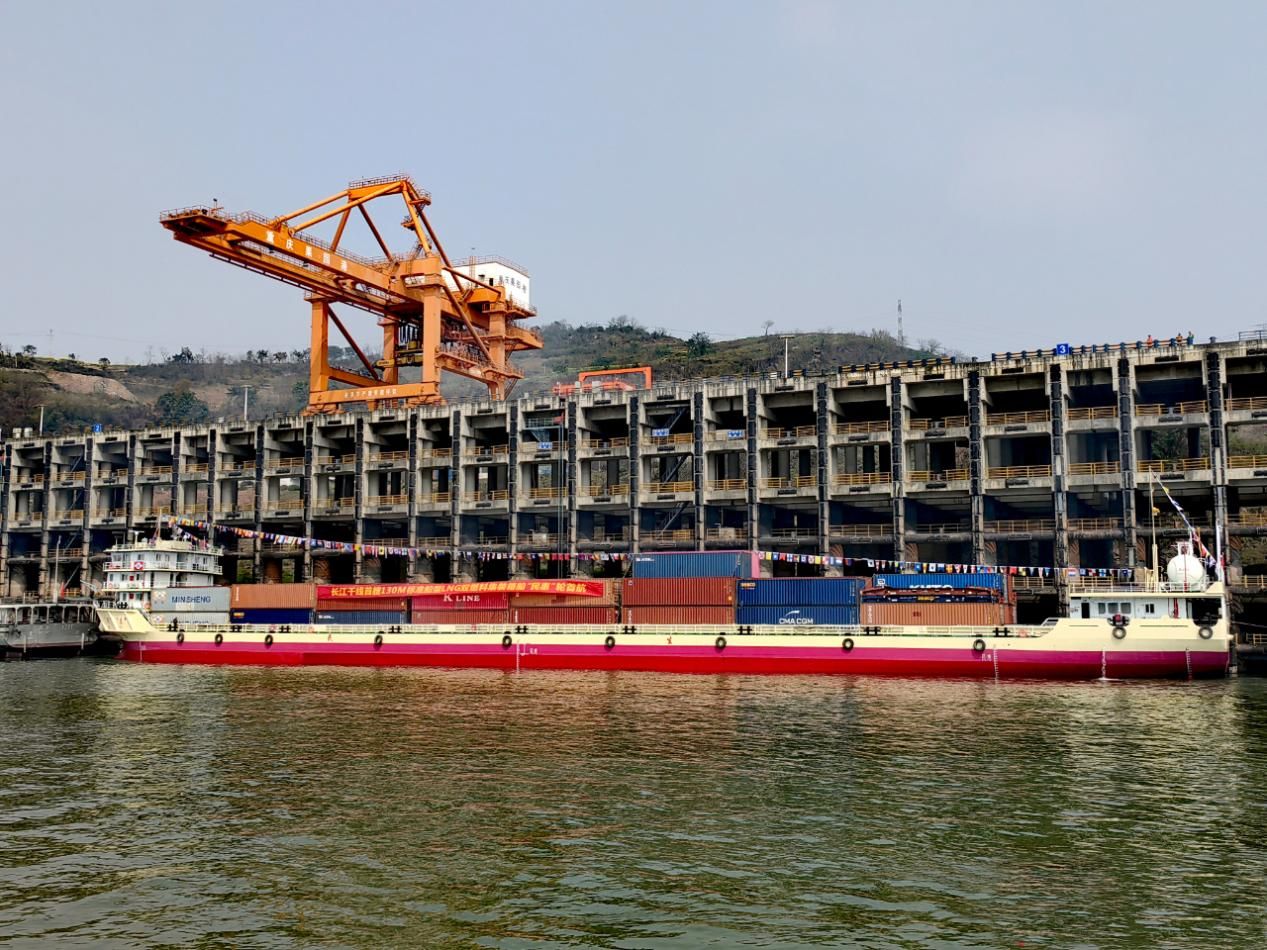 The Maiden Voyage Of The First 130-Meter Standard LNG Dual-Fuel Container Ship On The Yangtze River