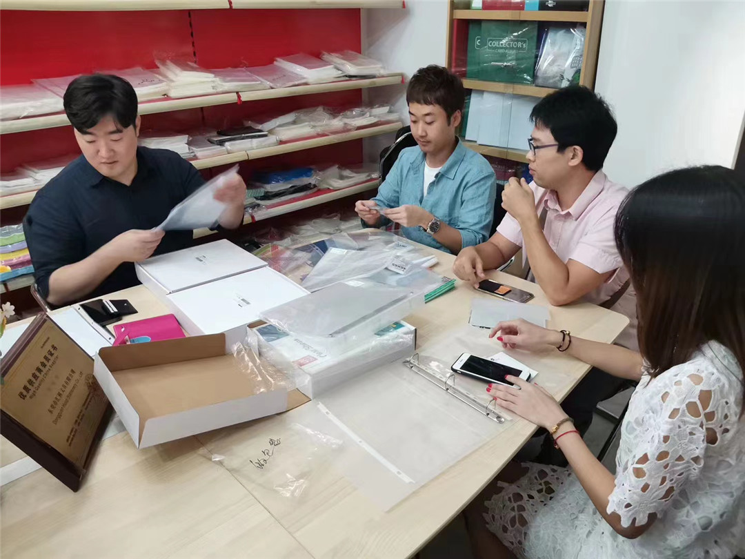 Clientes coreanos para inspeccionar a fábrica, discutir o plan do produto, a inspección aleatoria da calidade dos produtos.