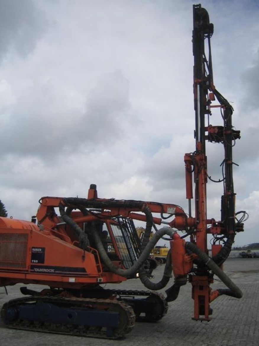 Top hammer drilling rigs and down-the-hole drilling rigs are two main differences in working principles and application scenarios