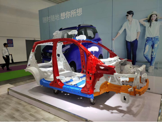 Huaihai Holding Group 15-нче Китай (Jinзинан) Яңа Энергия Автомобиль һәм Электр Транспорт Күргәзмәсендә катнашты.