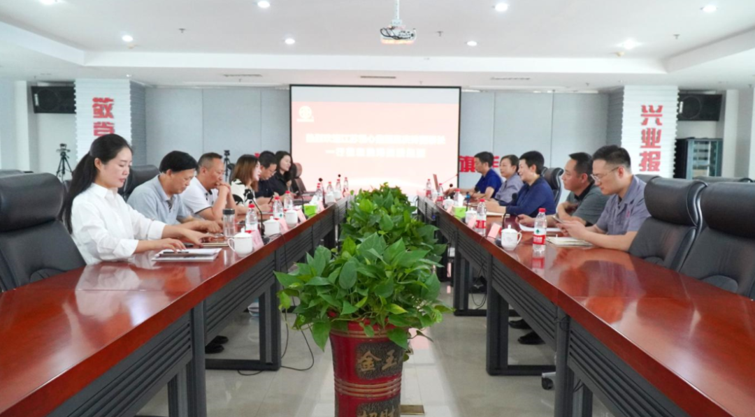Jiangsu Yuexin Senior Care Industry Group sy ny delegasiona dia nitsidika ny Huaihai Holding Group