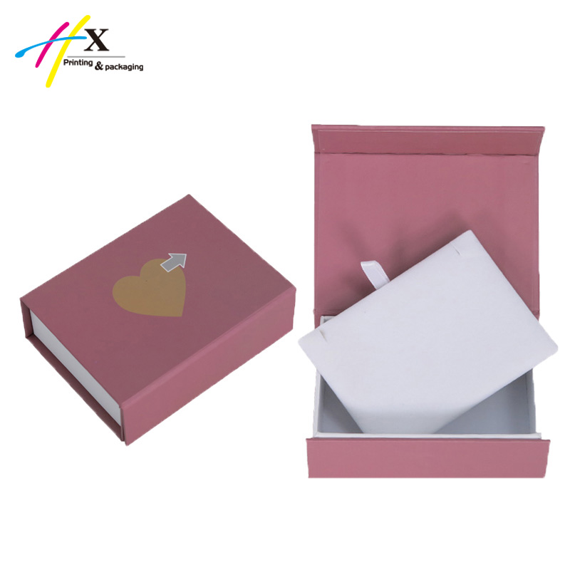 Pink magnet necklace paper box