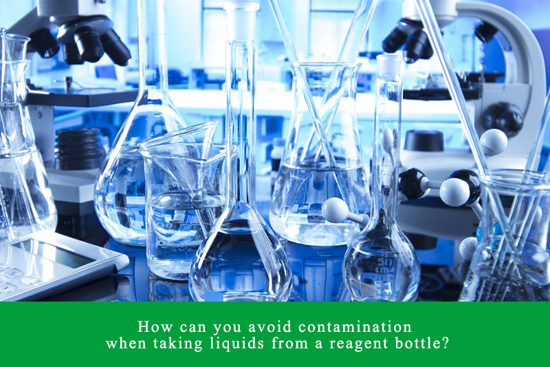 Hoe kunt u besmetting voorkomen bij het nemen van vloeistoffen uit een reagensfles?