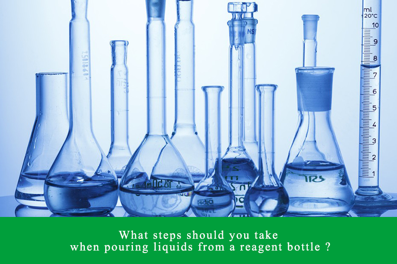Welke stappen moet u ondernemen als u vloeistoffen uit een reagensfles schenkt?