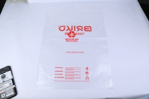 Po meri natisnjena reciklirana plastična vrečka za oblačila s certifikatom GRS, poliprozorna samolepilna vrečka za pakiranje oblačil