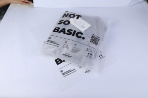 စိတ်ကြိုက် biodegradable အထည်ချုပ်အဝတ်အစားအတွင်းခံတီရှပ်ထုပ်ပိုးအိတ် frosted compostable self adhesive အိတ်