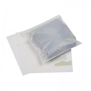 टी-शर्ट शॉर्ट स्लीव पैकेजिंग के लिए 100% कम्पोस्टेबल जिपलॉक रीसेलेबल बैग बायोडिग्रेडेबल प्लास्टिक फ्रॉस्टेड जिपर बैग