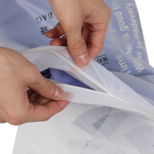 사용자 정의 로고 인쇄 생분해 성 의류 의류 의류 티셔츠 포장 가방 지 플락 젖빛 플라스틱 포장 지퍼 가방