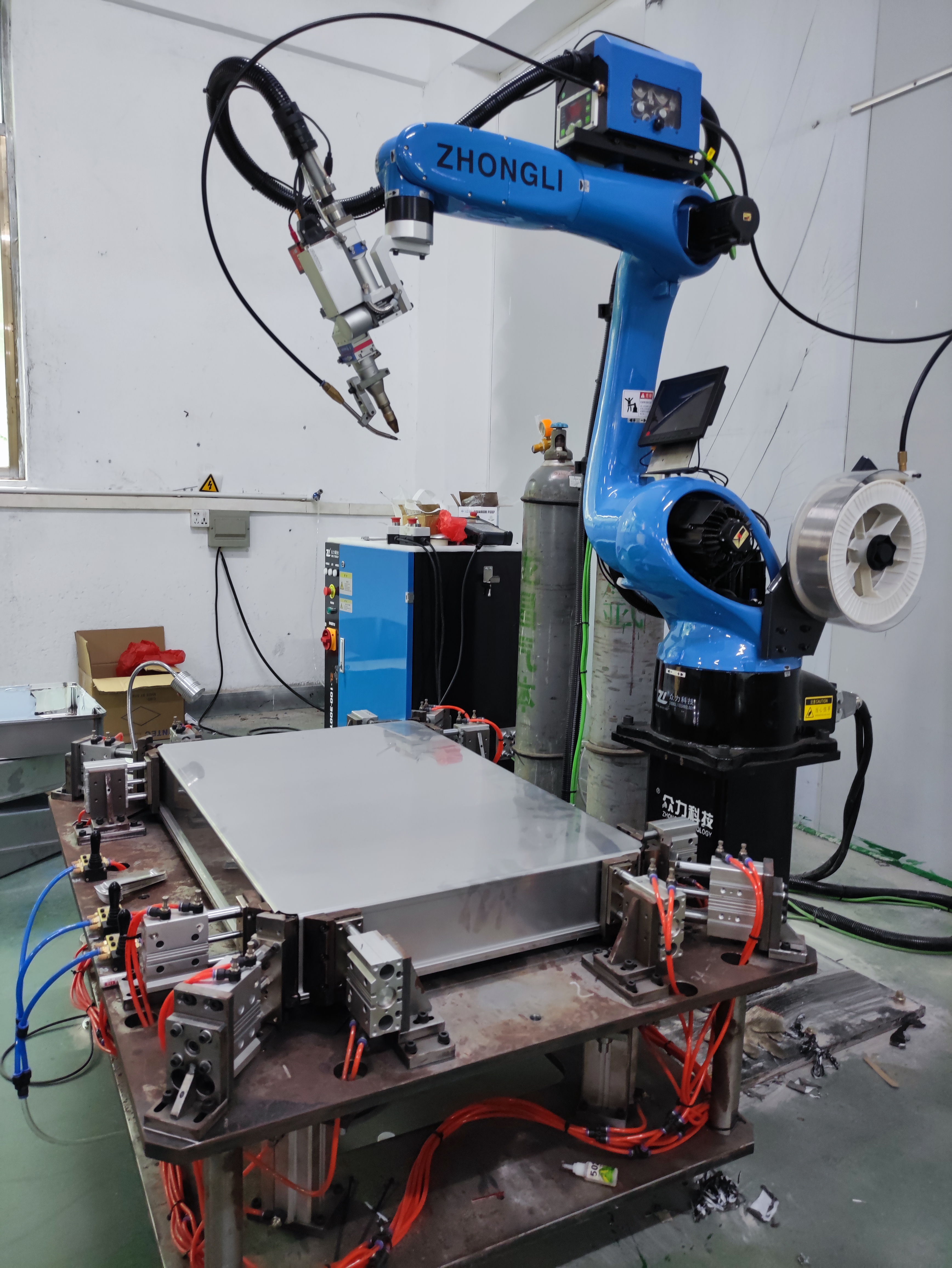 Առաջընթաց թիթեղների արտադրության մեջ. Նոր եռակցման մեքենայի եռակցող ռոբոտ
