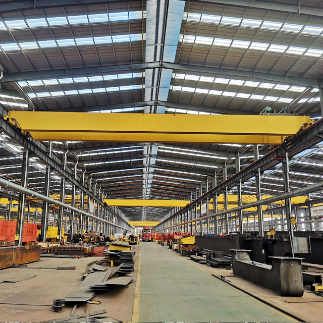What is the difference between hoist and overhead crane?