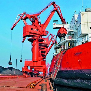 Top standard boat deck crane for maritime operations