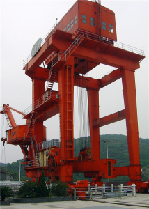 Dam crest gantry crane with long service time
