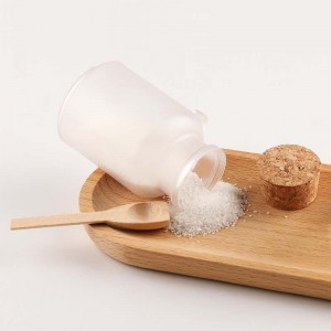 Bouteille en plastique de sels de bain avec liège et petite cuillère en bois