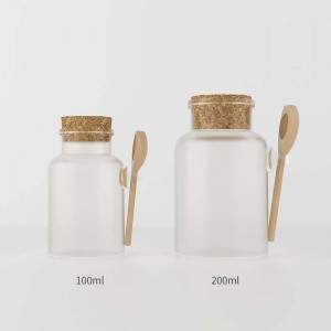Chai nhựa đựng muối tắm có nút chai và thìa gỗ nhỏ