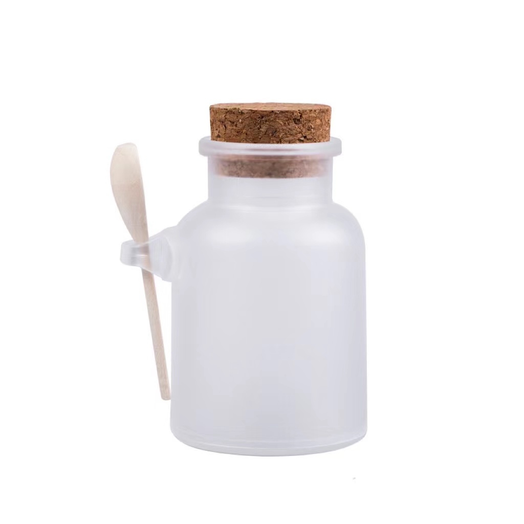 okrogla steklenica za sol za kopel pokrov iz plute lesena žlica polnjenje v podstekleničenje